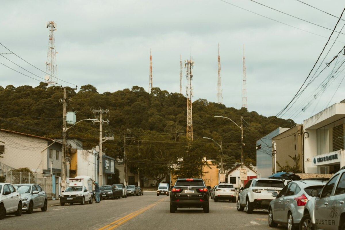 Why Your Phone Shows “5G” But Feels Slow: The Real Difference Between 5G, 5G+, and 5G UW